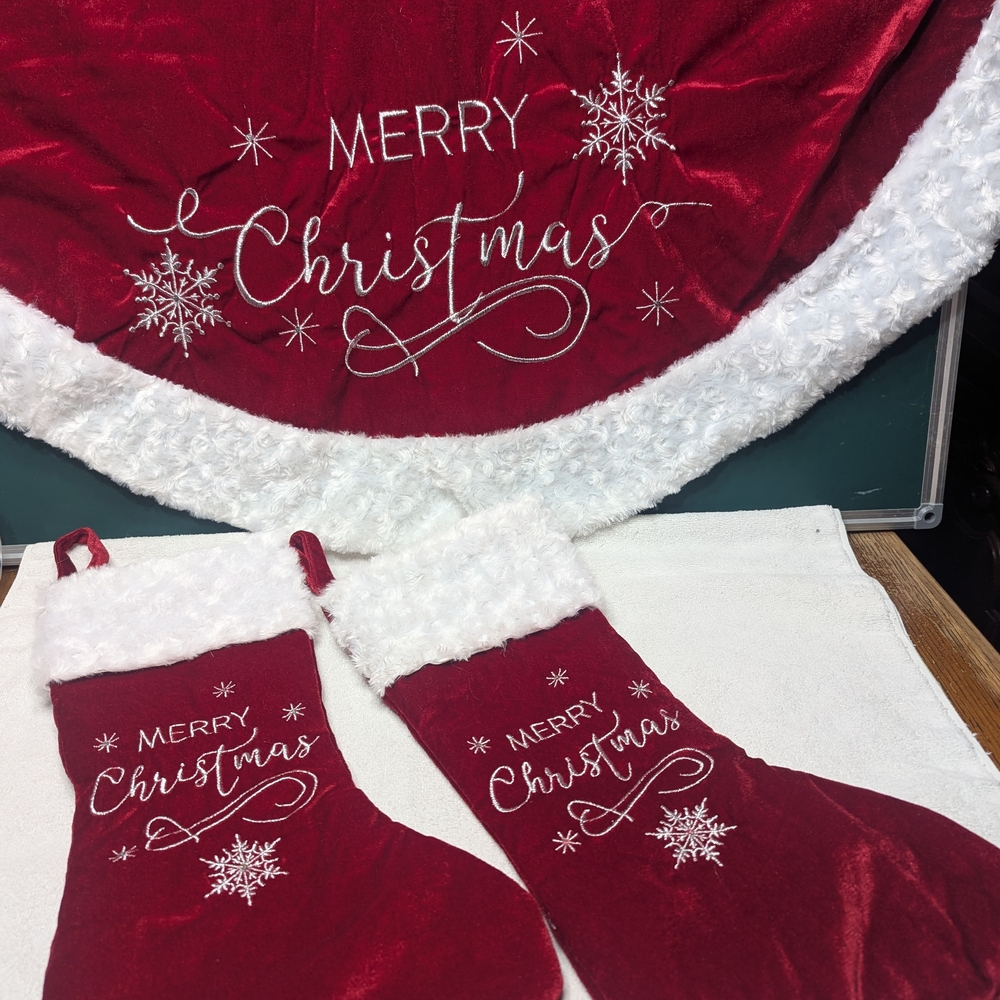 Source Unknown Burgundy and White Christmas Set